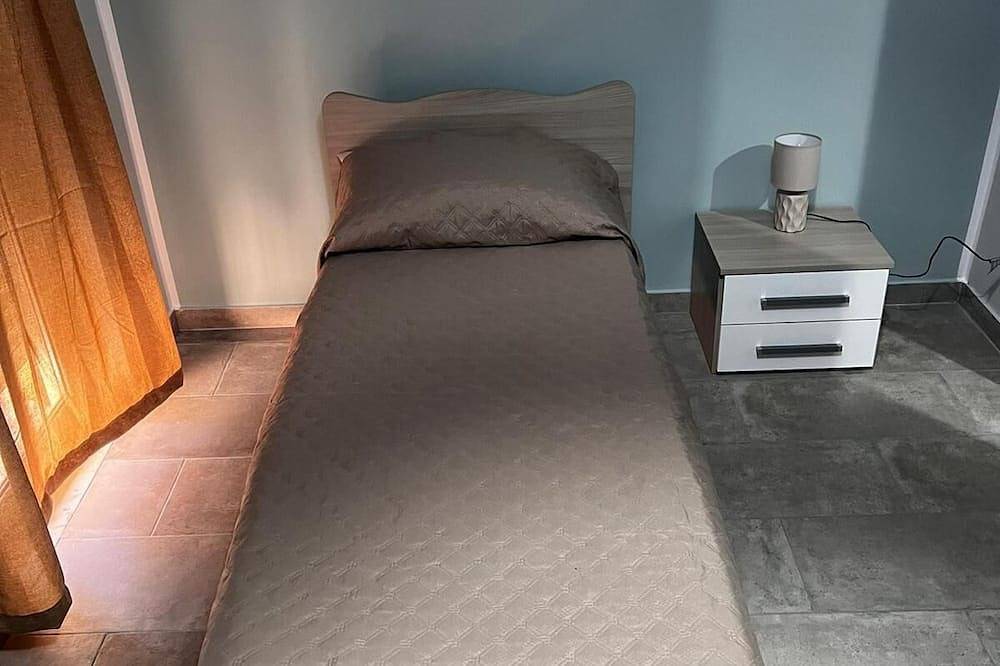 Entire apartment, Holiday Apartment \"Damilhouse 4\" with Balcony & Wi-Fi in Messina, Messina Province