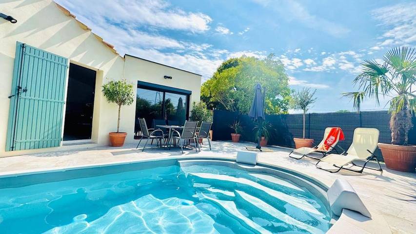 Location de vacances pour 12 personnes, avec vue ainsi que terrasse et piscine à Saint-Maximin (Nimes) - 4