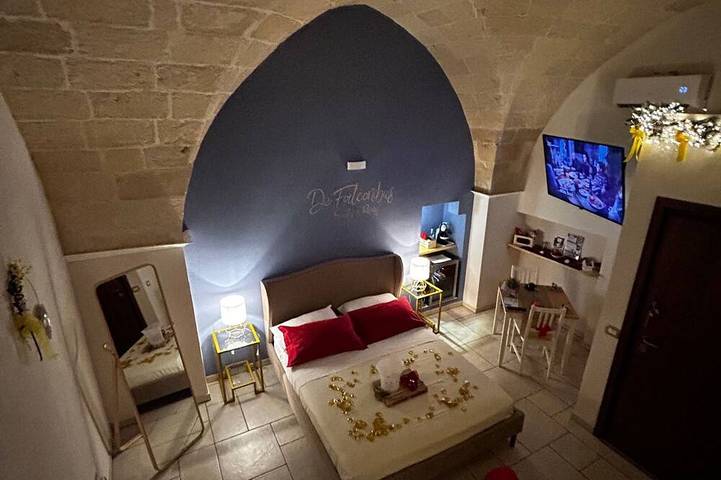 Romantic Spa Suite with Jacuzzi – Historic Pulsano Escape in Pulsano, Golfe de Tarente