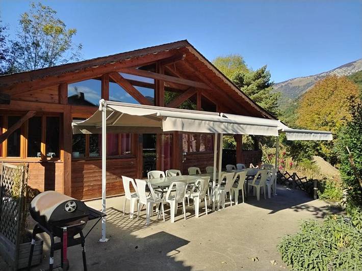 Gîte pour 15 personnes, avec Terrasse ainsi que Jardin et Vue à Arlos
