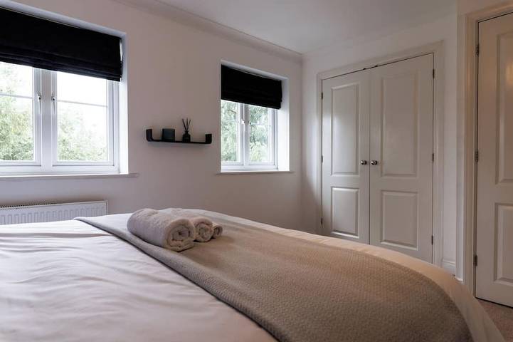 Comfortable 4-bedroom home Aylesbury / park view / pet friendly / car port in Aylesbury, Chiltern Hills
