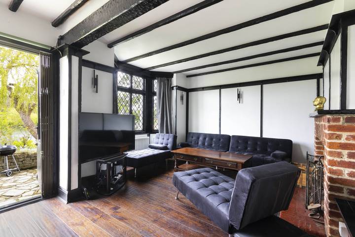 Lux 8Br Thamesfront Villa w/ Yacht & Sauna in Berkshire