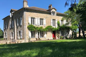 Gîte pour 15 personnes, avec sauna ainsi que jardin et jacuzzi à Madaillan