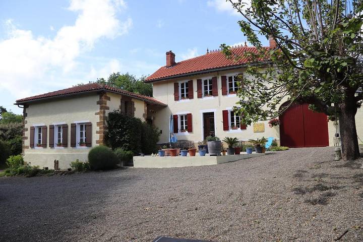 Location de vacances pour 4 personnes, avec Terrasse et Jardin ainsi que Piscine et Vue à Panjas