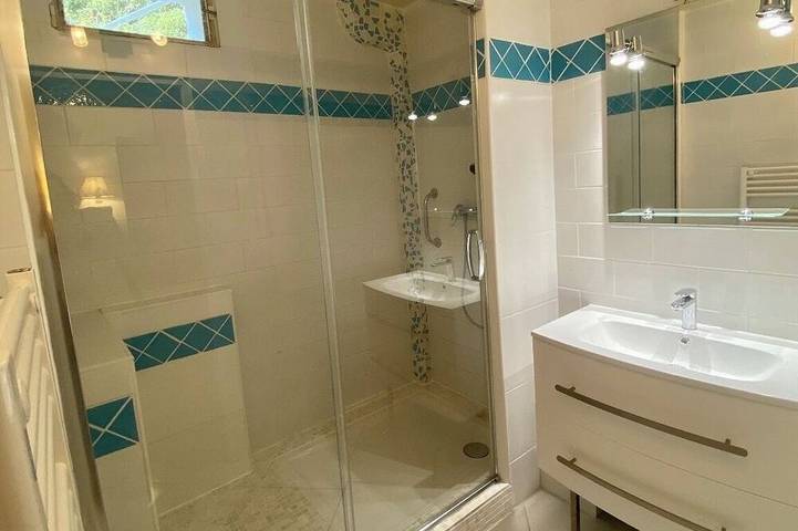 Appartamento intero, Bel F3 74m2 Bas di Villa 4P in pace. 1 km dal mare e dai negozi. parcheggio wifi privato. in Boulouris, Saint-Raphael Varo