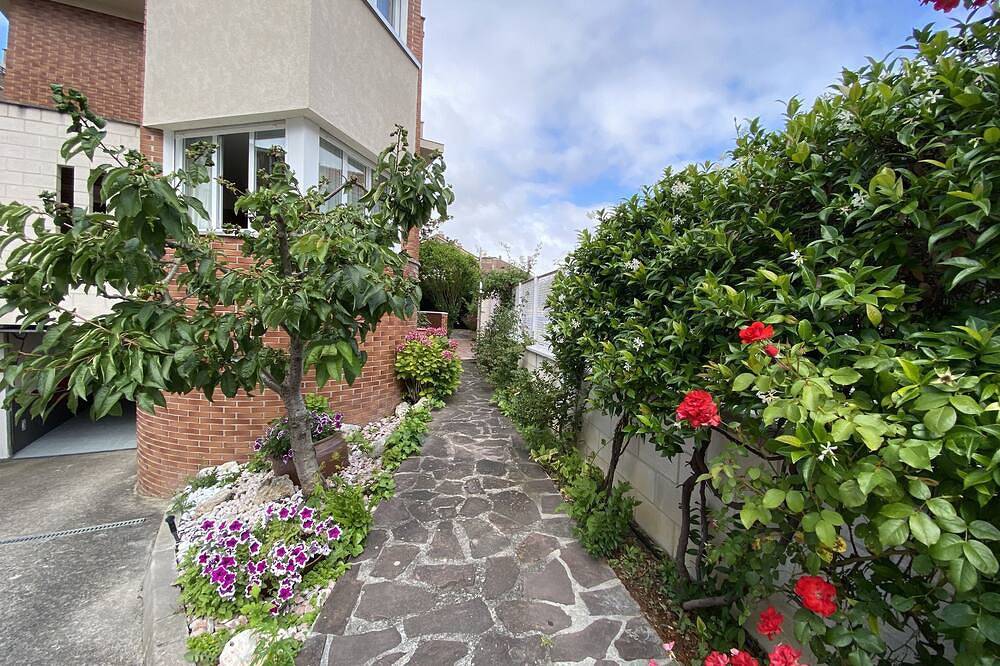Grande Maison Avec Jardin à 10 Minutes du Centre-ville de Pampelune. Idéal! in Barañain, Navarra Province