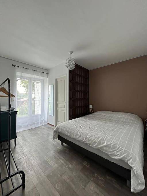 Location de vacances pour 8 personnes, avec jardin ainsi que piscine et vue, adapté aux familles à Anlhiac - 4