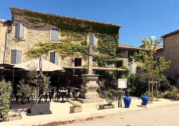 Hôtel pour 2 personnes, avec vue et terrasse à Lussan