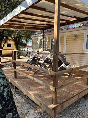 Gîte pour 4 personnes, avec vue et piscine ainsi que terrasse et jardin à Les Mages