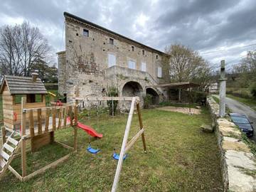 Gîte pour 8 personnes, avec terrasse ainsi que piscine et jardin à Les Assions