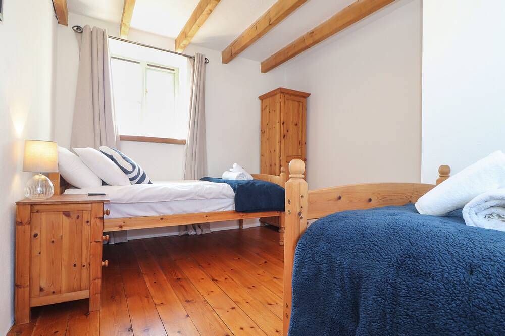 Joe’S Barn, pet friendly, country holiday cottage in Mullion in Mullion, Cornwall