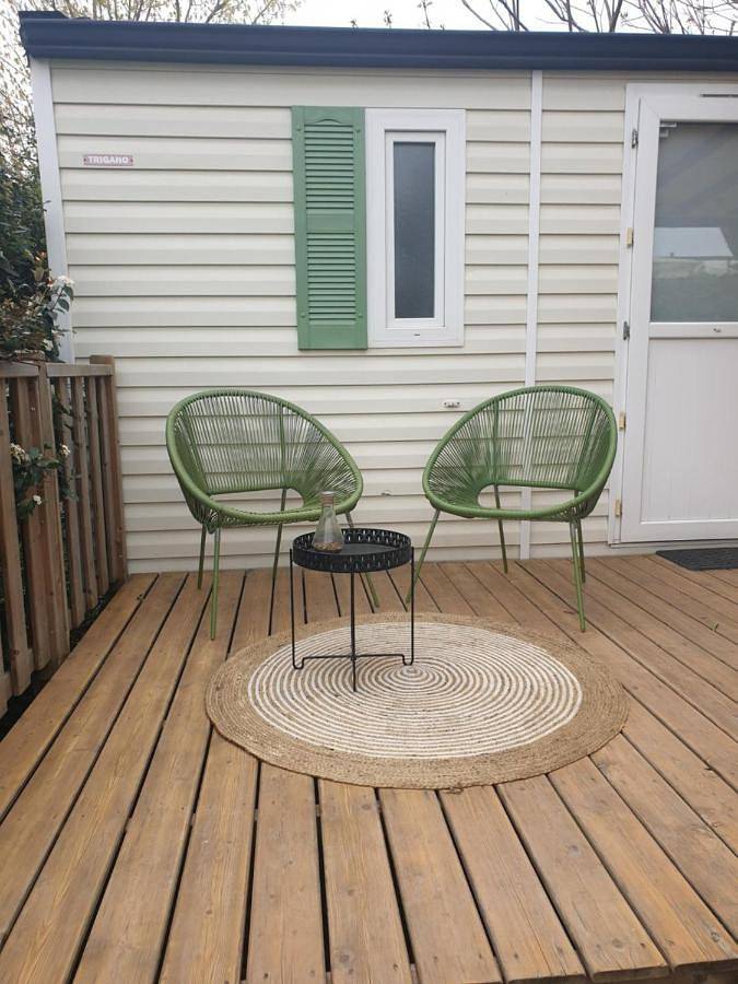 Camping pour 6 personnes, avec jardin et piscine ainsi que vue et terrasse à La Roque-d'Anthéron - 4