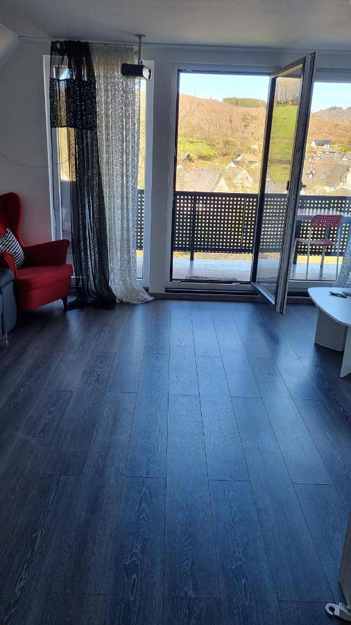 Ferienwohnung für 8 Personen, mit Balkon und Terrasse sowie Ausblick in Netphen