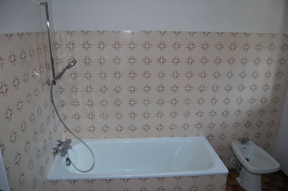 Appartement entier, Appartement spacieux, calme. Quercy. in Assier, Quercy
