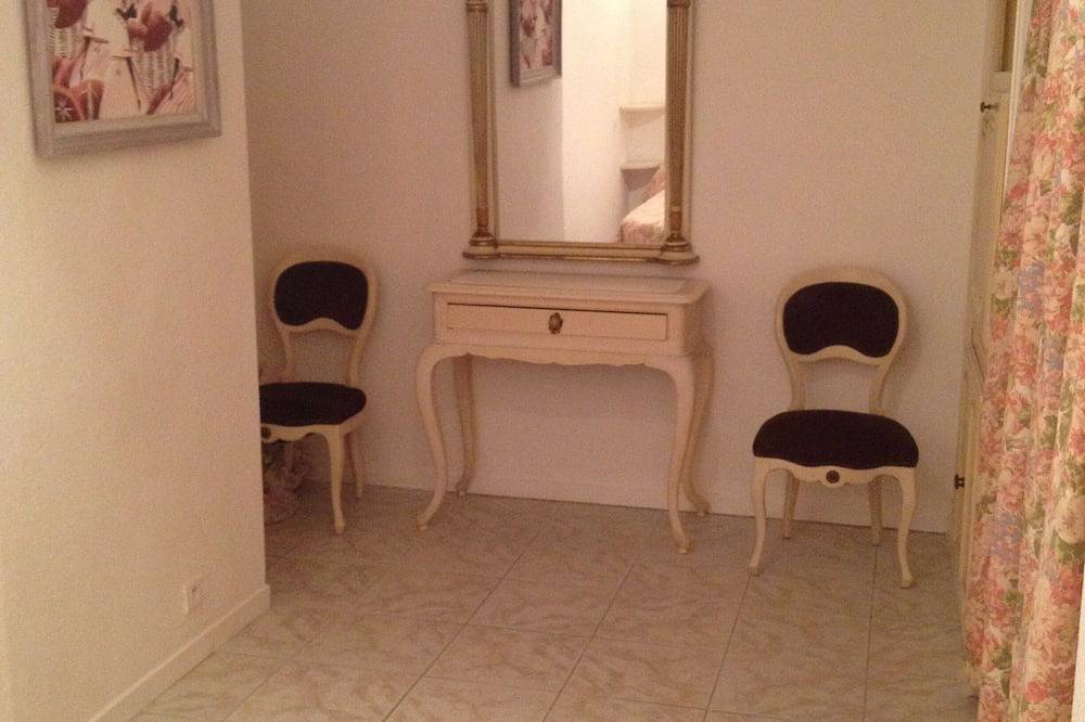 Appartement entier, Climatisé en  plein centre dans villa   T2 68M2 terrasse/jardin+garage privé in Cassis, Parc national des Calanques