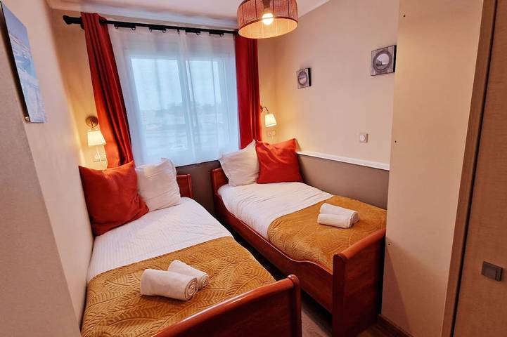 Ganze Wohnung, Le Panoramic - 180° sea view & port - Balcony - Elevator - Garage - Waterfront in Saint-Benoît-de-l'Aure, Bayeux und Umgebung