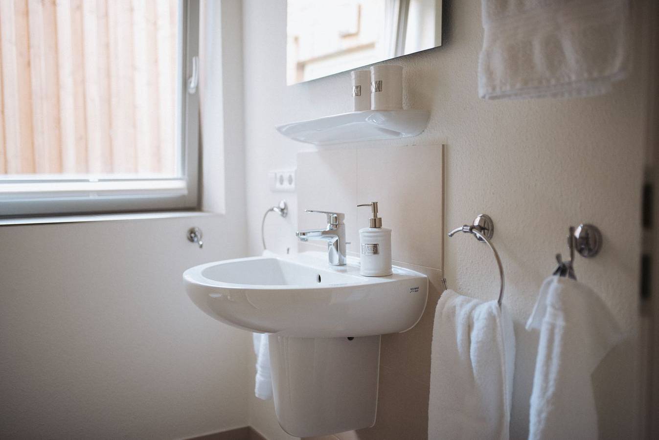 Ganze Wohnung, Moderne Ferienwohnung mit Terrasse im Herzen von Husum, nah am Strand und Bahnhof in Husum Hafen, Husum