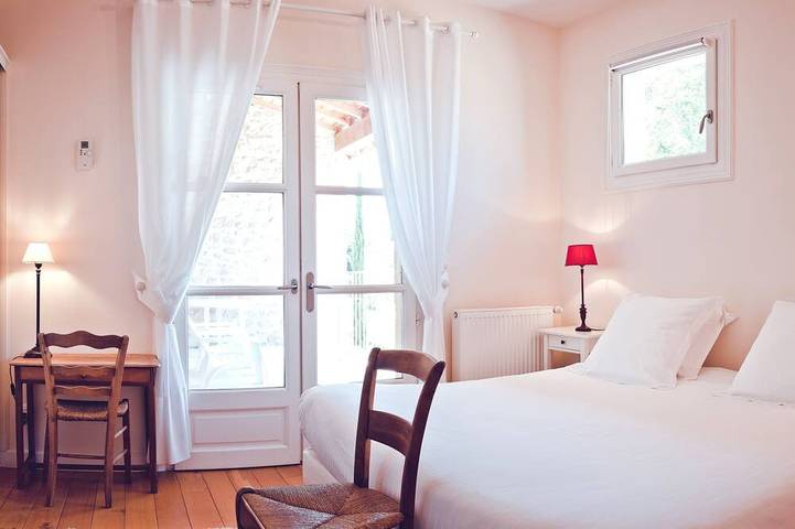 Location de vacances pour 10 personnes, avec jardin et piscine à Divajeu - 2