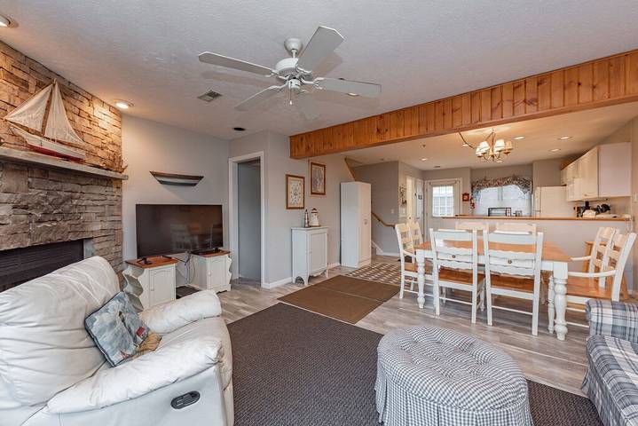 Vacation rental for 10 people, with hot tub and balcony in McHenry