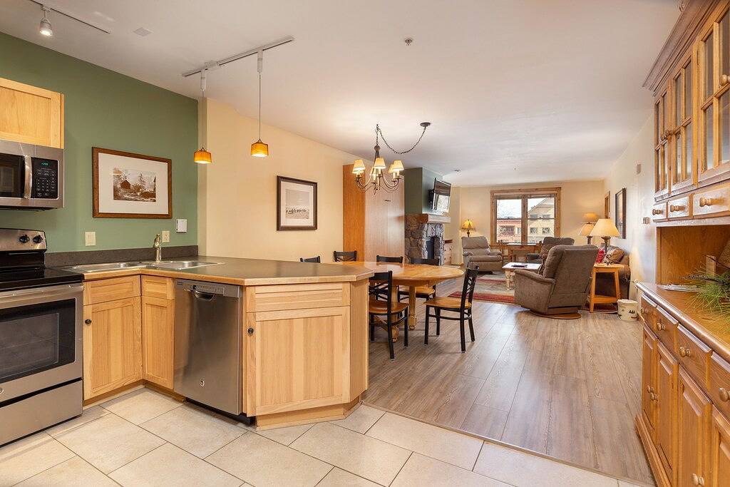 Ganze Wohnung, Eckschrank, King-Size-Bett, Premium-Bettwäsche, Blick auf den Dercum Square, kostenloses Wifi in Arapahoe Basin