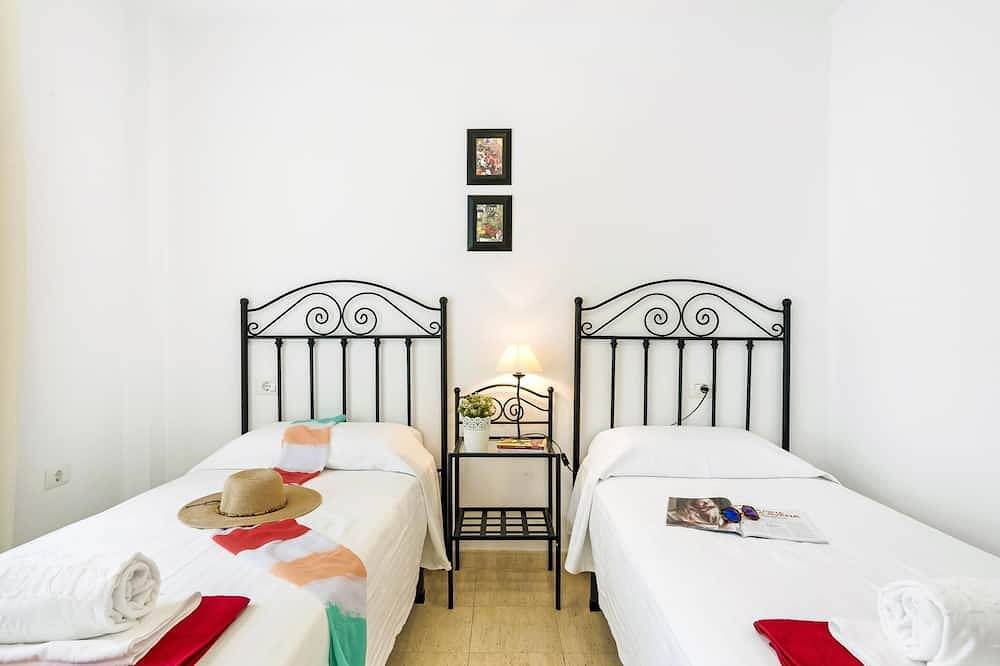 Entire apartment, 17 Los Cristianos Central by the Beach ,Wifi in Los Cristianos, Arona