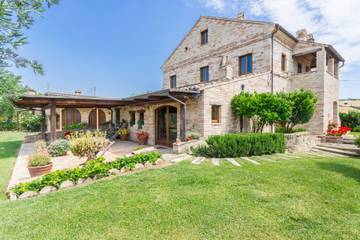 Ferienhaus für 14 Personen, mit Terrasse und Garten in Fermo