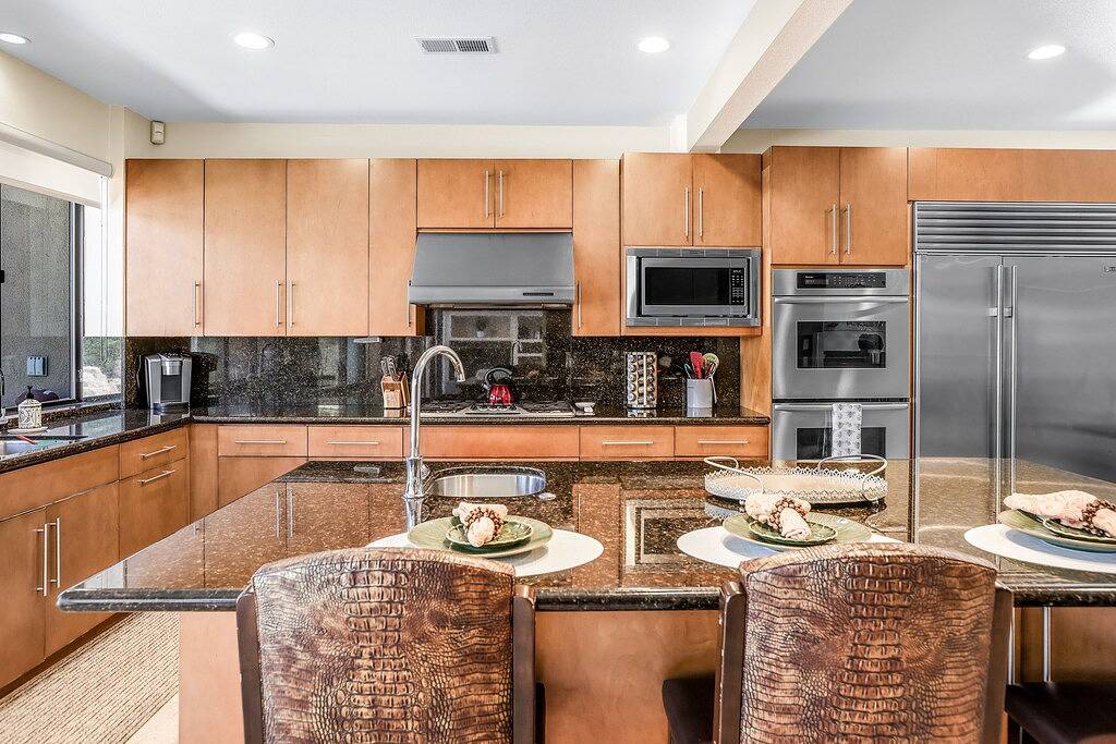 Fabulous, family-friendly home w/ private pool & spa, outdoor kitchen, wet bar in Rancho Mirage, Coachella Valley