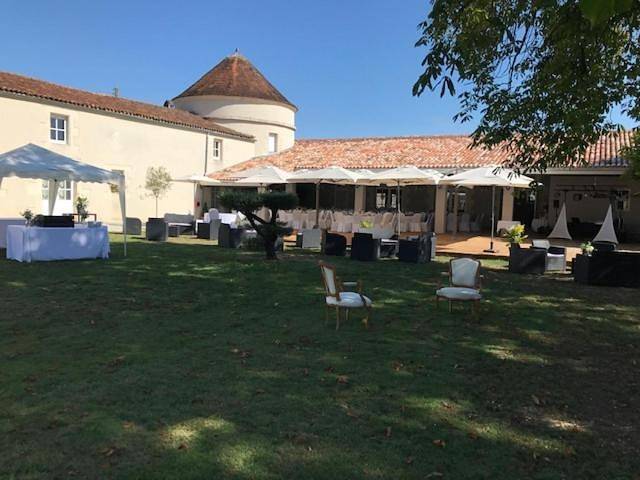 Hôtel pour 3 personnes, avec Terrasse et Jacuzzi ainsi que Jardin et Piscine à Saint-Coutant-le-Grand