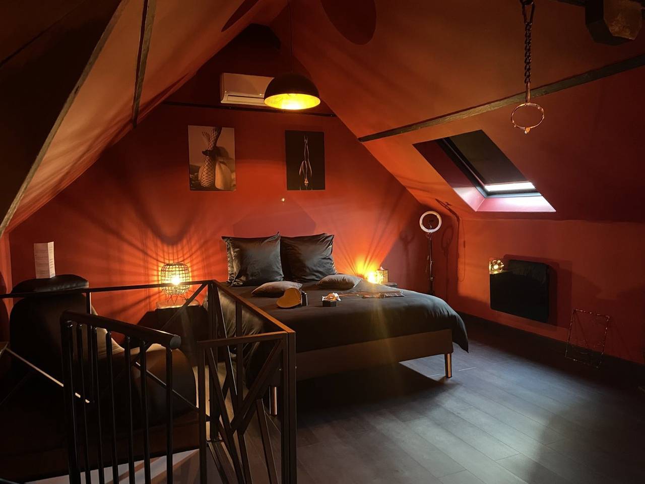 L'Impertinente Love Room, Gîte, Chambre Rouge coquine in Isbergues, Région de Béthune