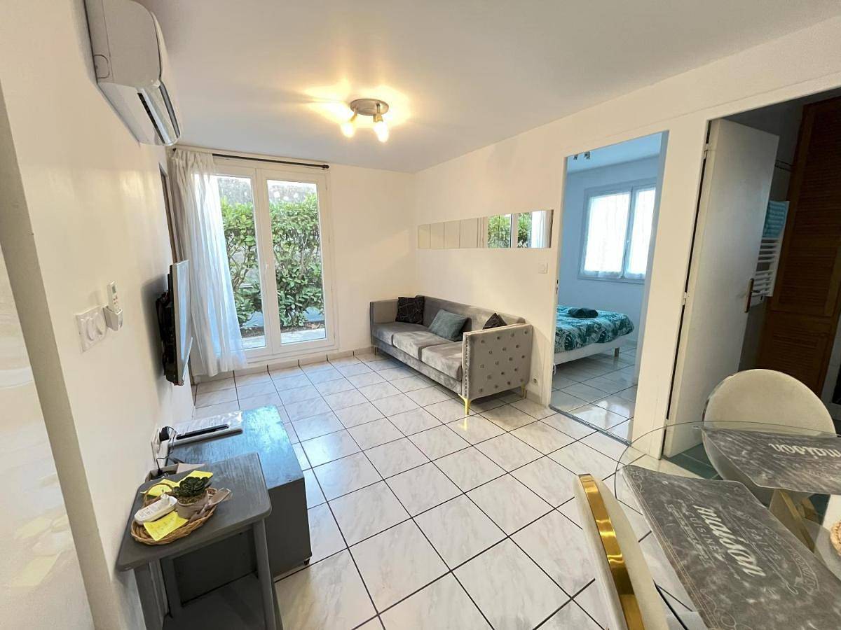 Appartement entier, Blue Summer Vibes - Apartment 6 - Ac, parking, beach at 50m, Spa discnt in La Ciotat, Région de Marseille