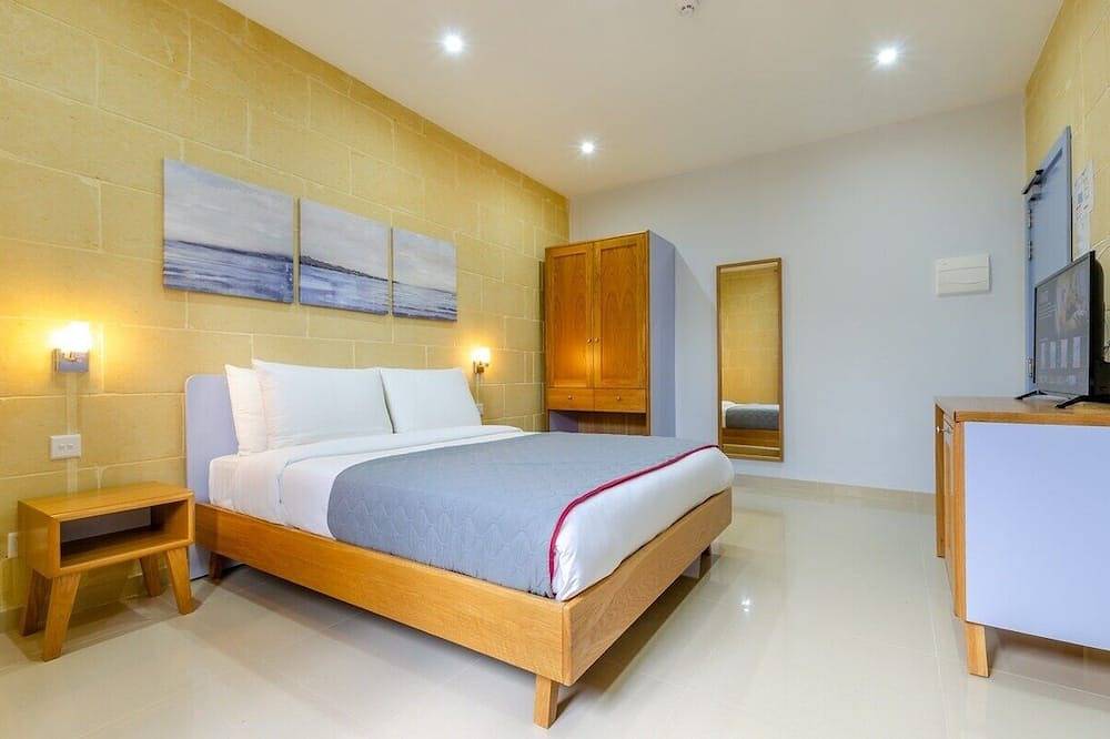 300y/o Gozo Country Villa: pool, games, sleeps 14 in Munxar, Gozo