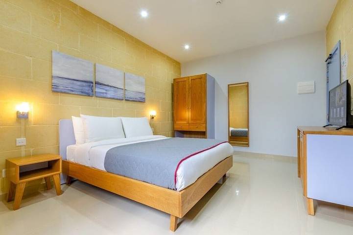 300y/o Gozo Country Villa: pool, games, sleeps 14 in Munxar, Gozo