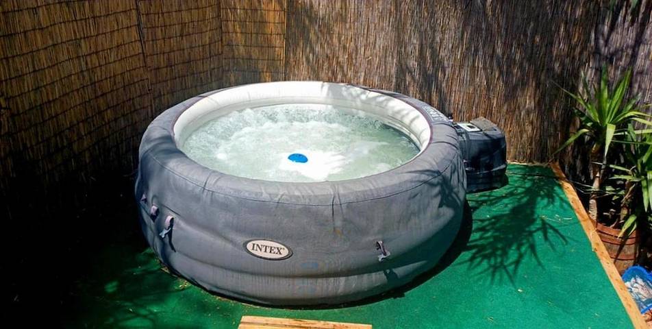 Camping pour 2 personnes, avec terrasse ainsi que jardin et jacuzzi