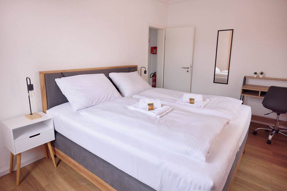 Ganze Wohnung, Design Apartment mit Kingsize-Betten & Balkon in Pforzheim, Nordschwarzwald