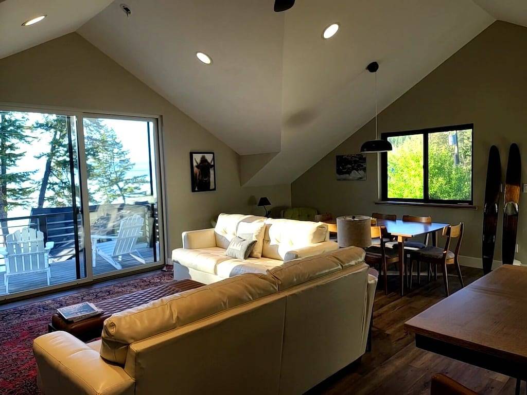 Modern cottage with amazing views of Flathead Lake and the Rocky Mountains in Flathead Nationalwald
