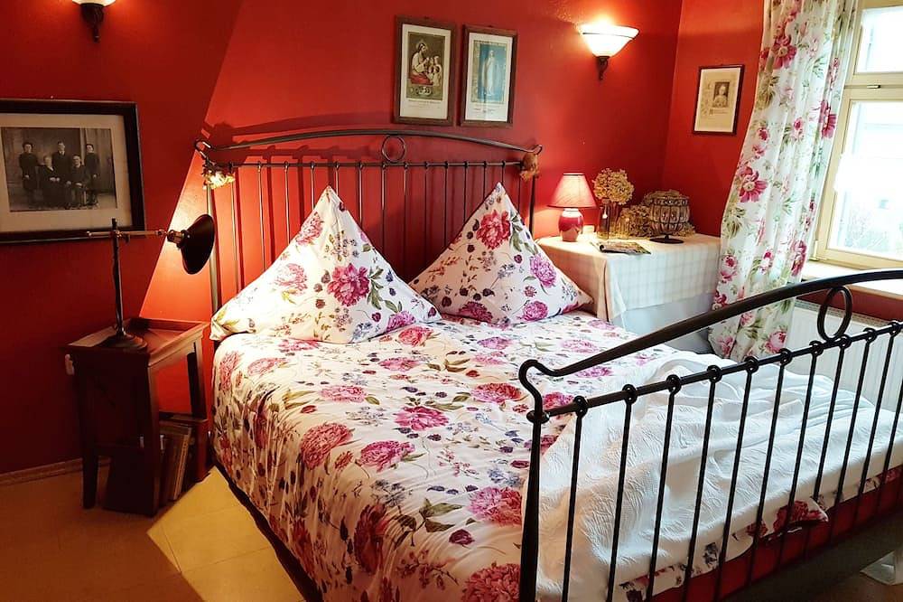 Ganze Wohnung, Living in a sophisticated ambience with stylish furnishings in close proximity to nature in Wilhelmsthal, Frankenwald