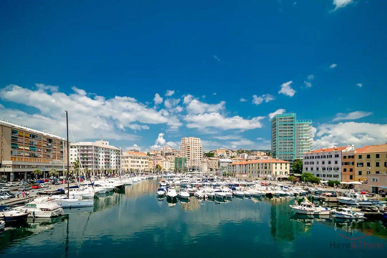 Entire apartment, [Modern Central Space] Beach 5 min • A/C • Wifi in Savona (City), Savona
