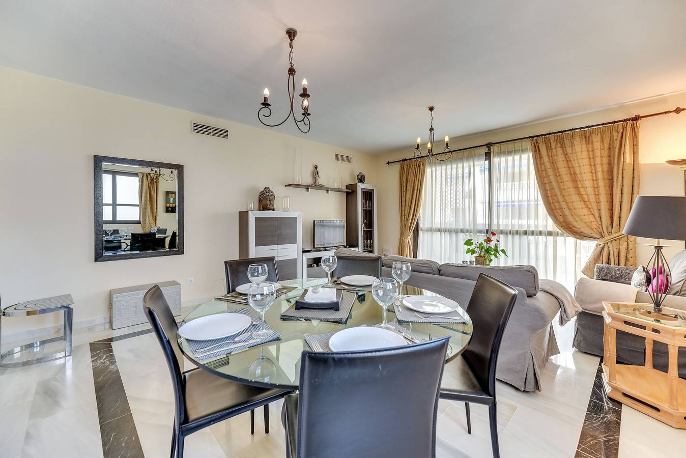 Entire apartment, Apartment 'Puerto Banus2 Beachfront and Pools' with Shared Pool, Wi-Fi and Air Conditioning in Medina Gardens, Marbella