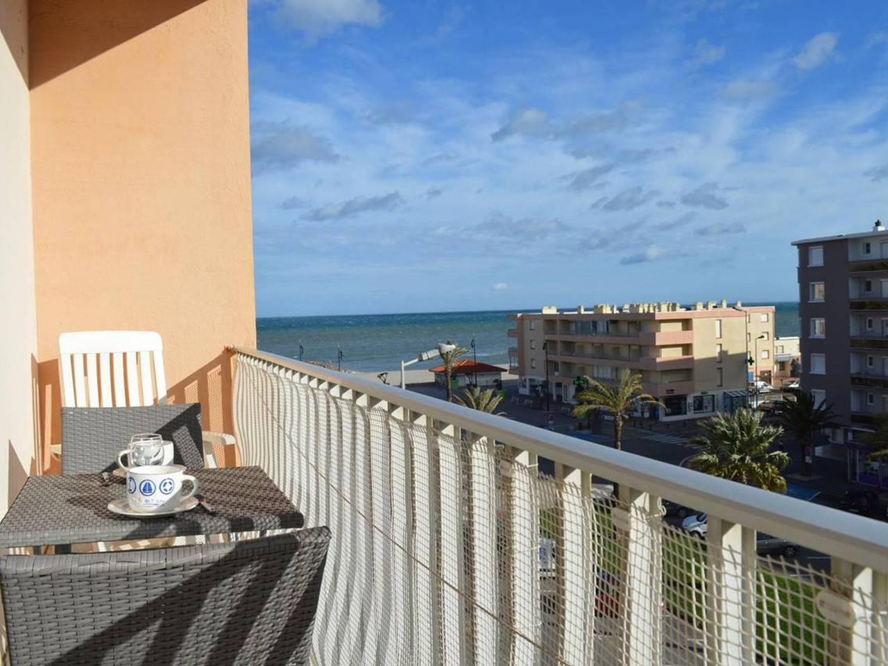 Entire apartment, Saint-Cyprien: 2-room apartment, sleeps 5, balcony, parking, near beach in Saint-Cyprien-Plage, Saint-Cyprien