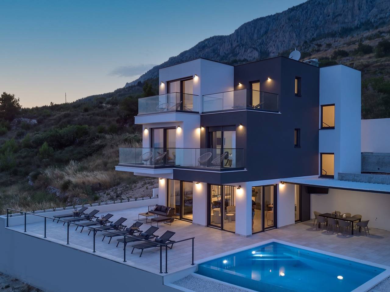 Meerblick Villa Marila mit privatem beheizter Pool mit Hydromassage, 3 Schlafzimmer mit Bad (6+2 Personen), 1 km vom Strand entfernt in Lokva Rogoznica, Split-Dalmatien