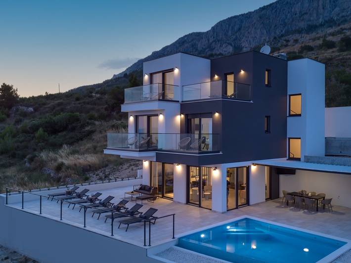 Ferienhaus für 8 Personen, mit Balkon/Terrasse und Meerblick sowie Garten und Pool in Lokva Rogoznica