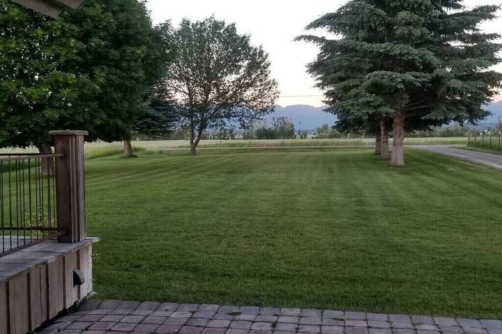 Log cabin for 13 people, with sauna and hot tub as well as yard and balcony in Flathead Lake
