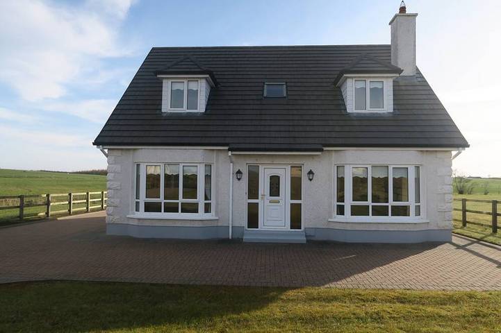 Holiday rental for 8 people, with garden and hot tub in County Mayo
