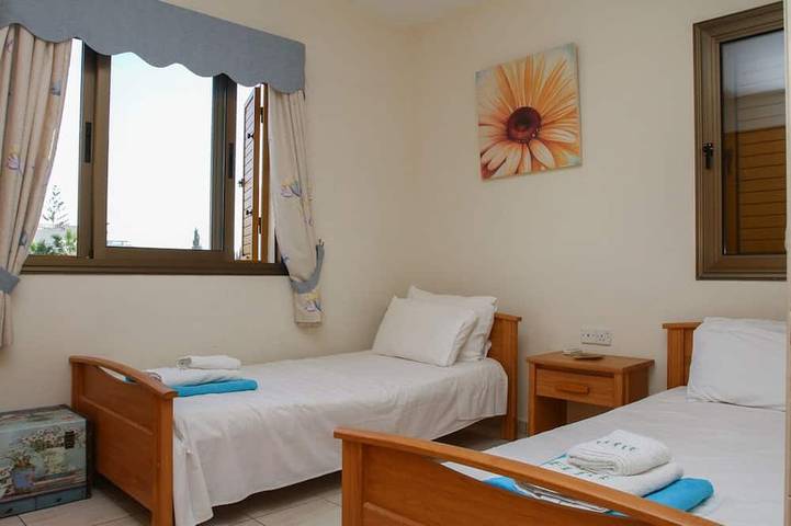 Appartement entier, Charmante deux chambres et deux salle de bains Appartement avec une grande piscine in Paphos (ville), Chypre du Sud