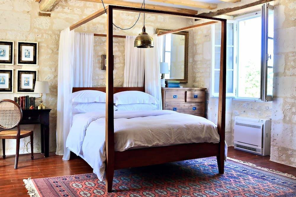 Loire Valley 17th century gatehouse near Chinon in Assay, Regionaler Naturpark Loire-Anjou-Touraine