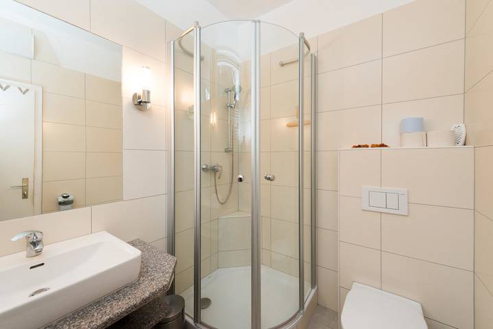Geheel vakantieappartement, Vakantiehuis, douche en bad, Wc, balkon in Bürserberg, Brandnertal