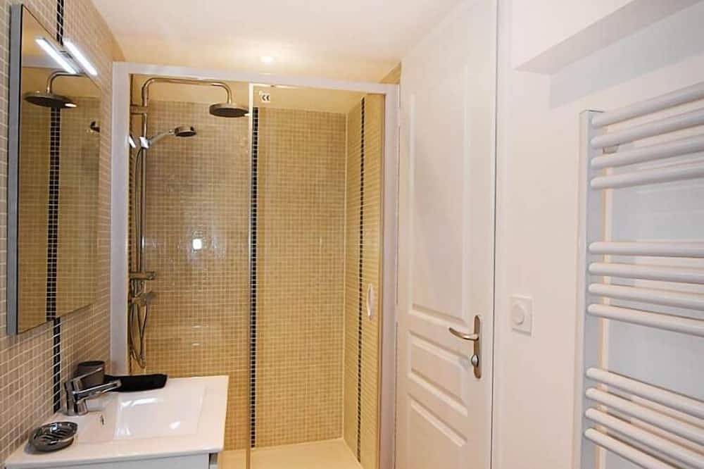 Cozy loft refurbished Town Center with Parking and Wifi in Clermont-Ferrand, Volcans d'Auvergne Regional Nature Park