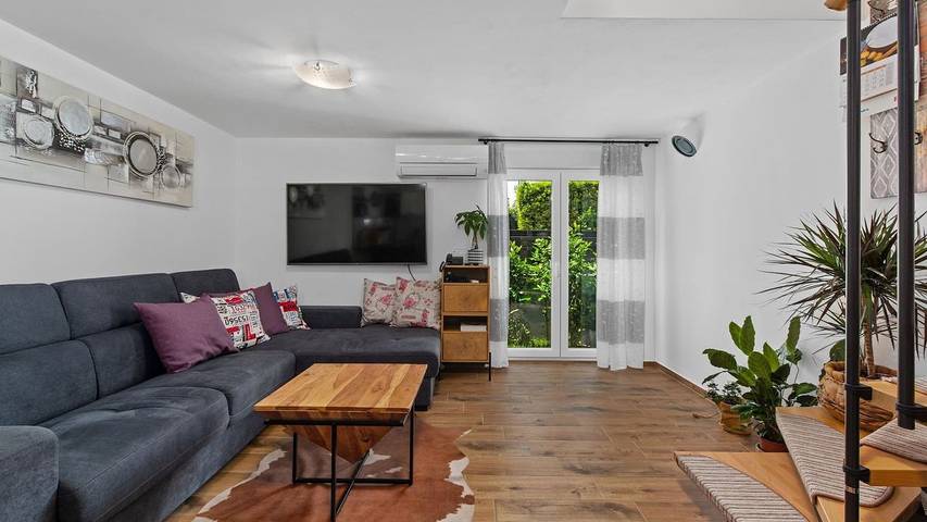Casa vacanza per 8 persone, con terrazza e giardino a Premantura