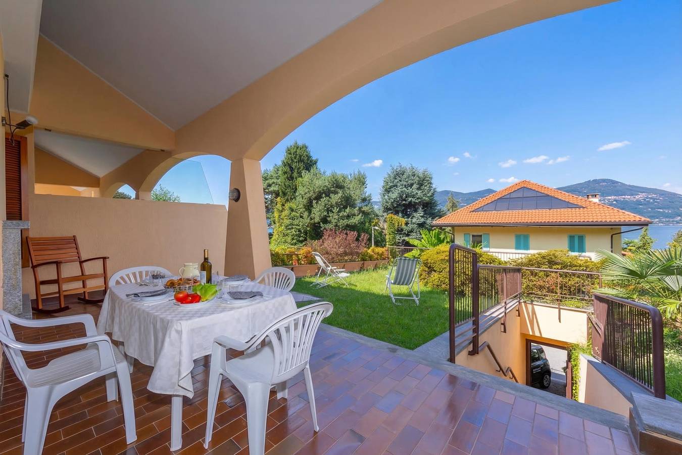 Sunset in Ranco: Lakeview Townhouse with Private Garden in Spiaggia Caravalle, Ranco