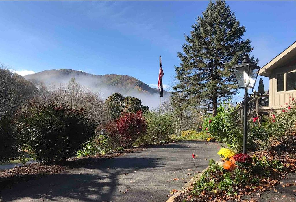 Ganze Wohnung, Peaceful, Private 2 Bedroom Apt - Hot Tub, Mtn views -11 mi to Asheville in Buncombe County